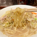 餃子とタンメン 天 - つるつるな平打ち麺