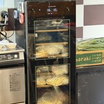 麦と手 - 店内で切った麺を保管するワインセラー