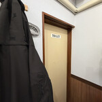 麦と手 - 入って左側奥にお手洗いあり