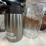 麦と手 - 卓上のお水ピッチャーと温かいお茶ポット