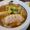 ばり馬 - ばり馬ラーメン(税込825円)
トッピングは叉焼&麻筍&刻み青葱
スープは豚骨&鶏ガラのスープに醤油を加え整えたもの
麺はストレート中太麺、ハリはボチボチ、硬さは普通~少し軟らかめ