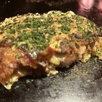 うまいもん横丁 FC加古川別府店 - 豚チーズもだん、ホルモントッピング。半分にカット済み