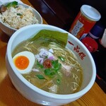 一品保 - トッピングの肉団子とチャーシューが絶品でした。