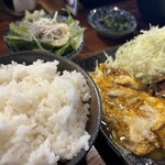 大衆酒場 みやにしテツオ - お茶碗はかなり大きめ