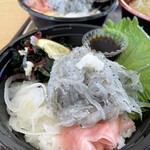 おさかな共和国 えびす丸 - 生しらす丼¥880込 (2025/11/中旬時点)