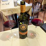 オステリア・ろじえ - ヴァルセレーナ・ロッソ2,900円。赤ワインで最も安価なボトルです。お店の格に屈して背伸びをする必要がない雰囲気はありがたいばかり