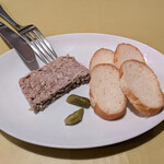 オステリア・ろじえ - 白レバーのパテ バケット添え（ハーフ）800円。まずはコレ。くさみはないのに風味は豊か、バケットにたっぷりと塗っていただきました