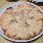 オステリア・ろじえ -  4種類のチーズのピッツァ1,600円。贅沢な量のチーズです。そもそも生地が美味しい！ 相方さんはハチミツをかけて満足そうでした