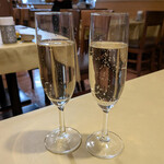 オステリア・ろじえ - スパークリングワイン750円。なるべくたくさん食べたいのでビールではなくスパークリングワインで乾杯です