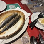 ヴィラモウラ 銀座本店 - イワシの塩焼き(^^)食べ慣れた味。パクチーとレモンをかけると美味しい