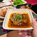 炭火焼肉 キョロちゃん - 和牛ピリ辛牛すじ煮込み