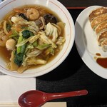 中華料理 百菜 - レンゲと割り箸と紙ナプキンはセットされてました。