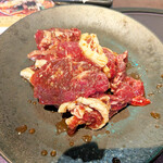 焼肉居酒家 韓の台所 - お肉の感じ。カルビとハラミが一緒に盛られています