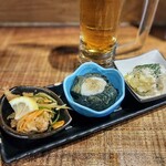 炭や吟蔵 - 選べるおばんざい三種(￥790)と生ビール(￥200)
