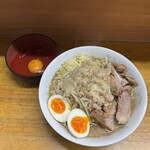 ラーメン二郎 - 麺280gの豚2枚、味付煮玉子、生たまご　ニンニクアブラ
