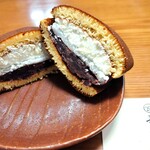 赤坂おぎ乃 和甘 - 生どらやき「あずき餅生クリーム」断面