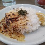 スープカレー よつば - ご飯にレモンが添えられて提供されます。トッピングの炙りチーズは私にはマストです♪