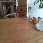 スープカレー よつば - テーブル席。２人がけが２つ、４人がけが１つだったかな。