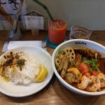 スープカレー よつば - エビホタテと15種の野菜　￥2430(税込)。野菜は10種＋ブロッコリー、水菜、黄パプリカ、ゴボウ、舞茸。水菜は生、それ以外はグリルか素揚げかな。