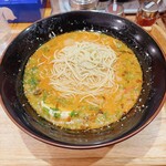 博多ラーメン かっぱ亭 - 替え玉も同じ麺で注文。この店は別皿ではなく、残りスープに直接インする方式
