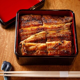 関東風と関西風の食べ比べも楽しめる、焼きの異なる2種の鰻重