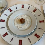 ル・ブルギニオン - アミューズ　チーズと豚肉　プティシュー