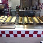 横浜くりこ庵 吉祥寺店 - 店頭で焼いています