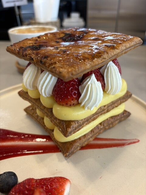 出来立てパリッパリミルフィーユに出会える』by しっぽもぐもぐ : Cafe