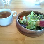 セットのサラダと野菜スープ