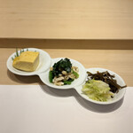 神楽桟 - 玉子焼き、お揚げとほうれん草のお浸し、梅昆布煮、柚子白菜と多彩でどれも美味！