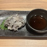 WAGYU焼肉悠雅 - 和牛せんまい刺し　酢味噌やコチュジャンじゃなくてあえてのタレ。こっちの方が好きだわ。450円とコスパもよい。