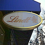 リンツ ショコラ カフェ - 高級感漂う（？）「Lindt」の看板