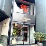 TRAN.SCENDER LOUNGE - ホテル入り口