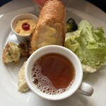 ラ フォンテ - 写真の角度ね関係でバゲットの後ろにソーセージやほうれん草などが隠れてしまいました