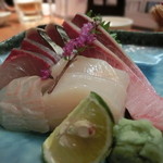 味とく家 - ★帆立、天然ぶり、カツオ、カンパチ、ヒラメという贅沢極まりない盛り合わせだ。