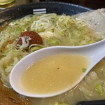 烈火 - 澄んだ綺麗なスープやけど
            めちゃくちゃ魚介風味〜♡
            ちょっと甘めが麺と抜群相性