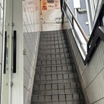 江戸前寿司 青山さなか - この細い階段の上です