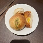 鎌倉パスタ ピオレ明石店 - セットのパン3個