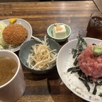 はっぴい亭 - 中おち丼セット