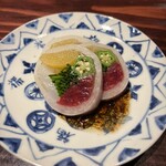 野口太郎 - 本鮪、数の子、アオリイカ、アサツキ、オクラを大根で巻いた物を金柑のソースで。