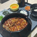 炭火焼 鰻のうな輝 - お吸い物やお漬物も付いてくる