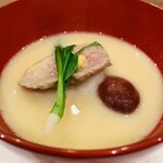 339663442 - ③ 椀：吸地：白味噌
                        　　　 椀種：京鴨（=合鴨）
                        　　　 椀妻（差込）：丸餅
                        　　　　 　 （青味）：鶯菜（=早摘み小蕪）
                        　　　 吸口：蜂蜜漬けの梅干？