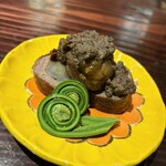 野口太郎 - 飛騨牛の八幡巻　グランマッシュルームのソース　こごみ添え