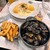 Chez LEON - 料理写真:手前のムール貝、フリッツ、ビールがレオンセット