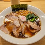 長岡食堂 東京ラーメン横丁店 - これで半チャーシュー麺。チャーシュー多くて嬉しい。