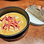 N al cubo - 無農薬野菜の甘みが凝縮した濃厚スープ、国産小麦と全粒粉の自家製バゲットは表面がザクッと香ばしく、クラムは全粒粉の素朴な甘味でしっとり