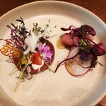 N al cubo - 生け花？みたいに立体的でアーティスティックな盛り付け！フレンチのアミューズみたいなナチュラル野菜のインサラータタルト