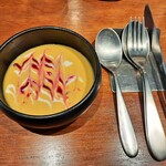 N al cubo - なんて華やか！赤と白の2色ソースがアートのように繊細な美しさ♪無農薬人参とバターナッツのスープ