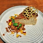 N al cubo - チーズケーキは表面が香ばしく中はしっとりなめらか、チーズのまろやかなコクと塩トリュフの魅惑の香りで甘すぎず大人向け♪クランブルも香り良くザクザク～