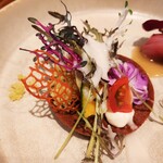 N al cubo - パリッと薄いタルトに薄切りの南瓜や紅芯大根、葉野菜にプチトマトなど野菜が甘い♪まったりマスカルポーネにチーズ風味のチュイル、クスクスもルッコラの香りが